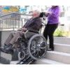 Transport po schodach osób na wózkach inwalidzkich