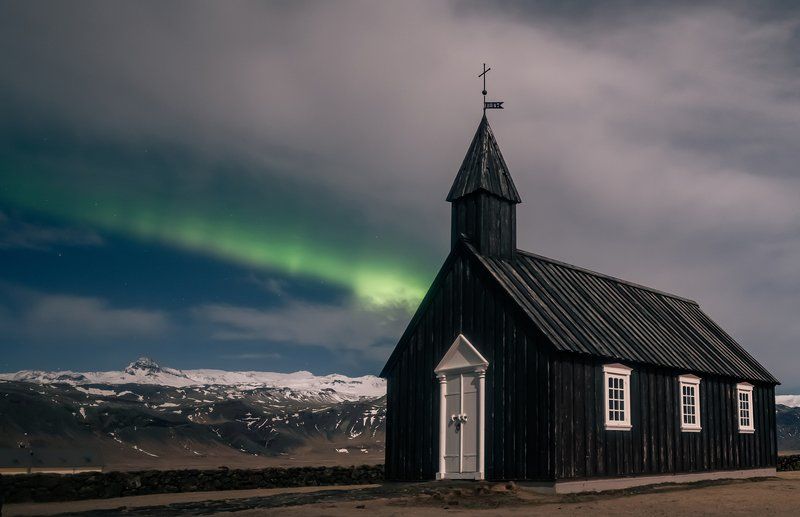northern-lights-aurora-borealis-over-black-church-2021-08-31-23-36-05-utc